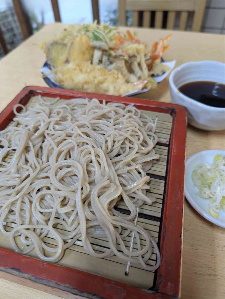 砂場総本家の天ざる：海老と野菜の天ぷらが乗った盛り合わせ
